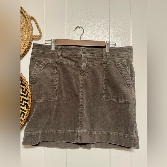 The North Face Womens Corduroy Mini Skirt Brown Pockets Slit Stretch Size 14 - Picture 1 of 4